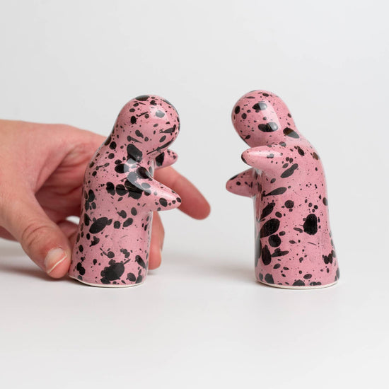 Ceramic salt pepper shaker (Pink and Black)