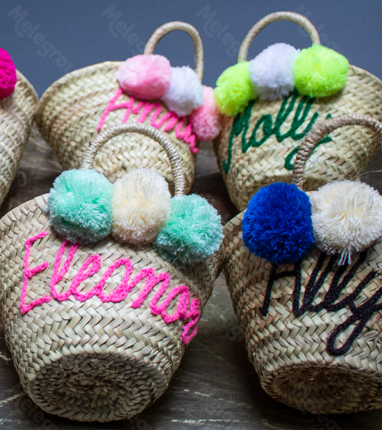 Personalized straw bag, bridesmaid gift bags, gift basket: Text with pom poms